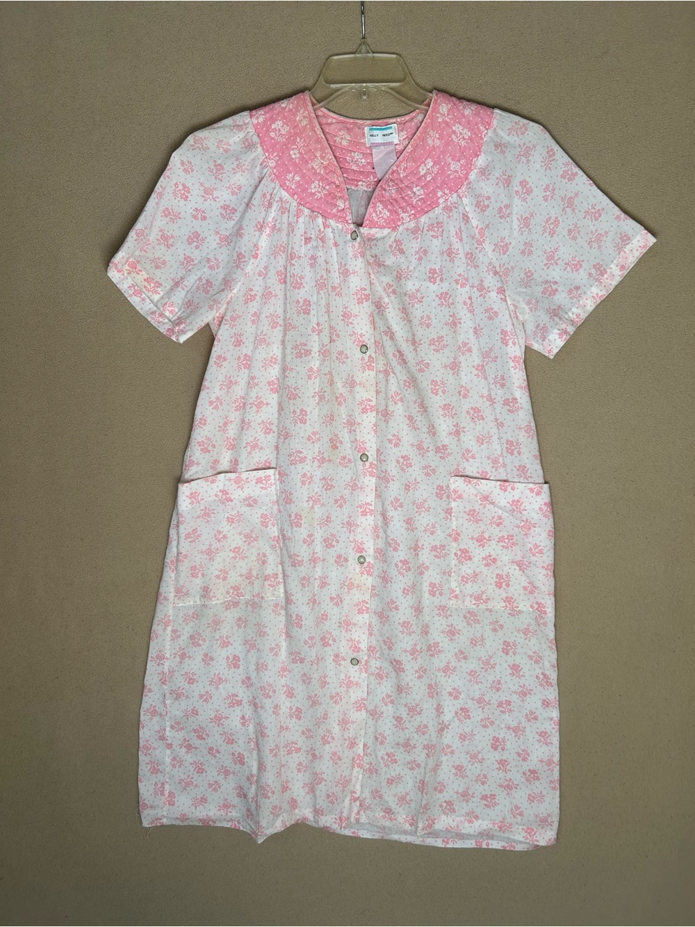 Grandmacore vintage house coat. White with Pink flowers, snap closure, pockets